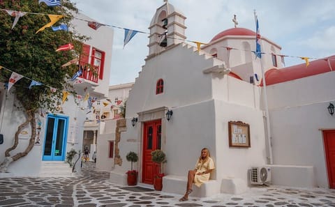 Small Group Walking Tour of Mykonos Town with Port Pickup