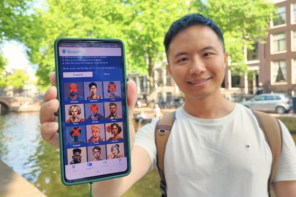 Player showing the Qugato app during the City Detective The Hague scavenger hunt.