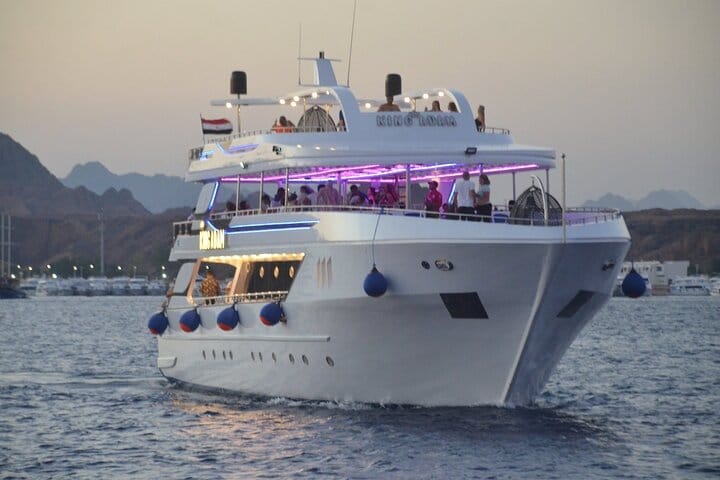 Evening Yacht Dinner & Live Music Cruise in Sharm El Sheikh