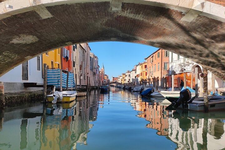 Chioggia: Canals boat tour and take picture of cruise ship