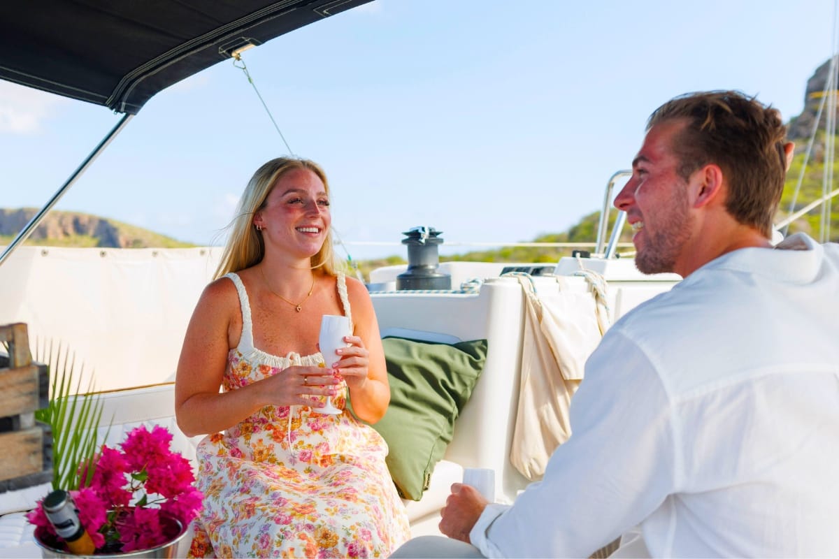 Happy couple celebrating private day tour on sailing yacht with Maxie Sailing Curacao