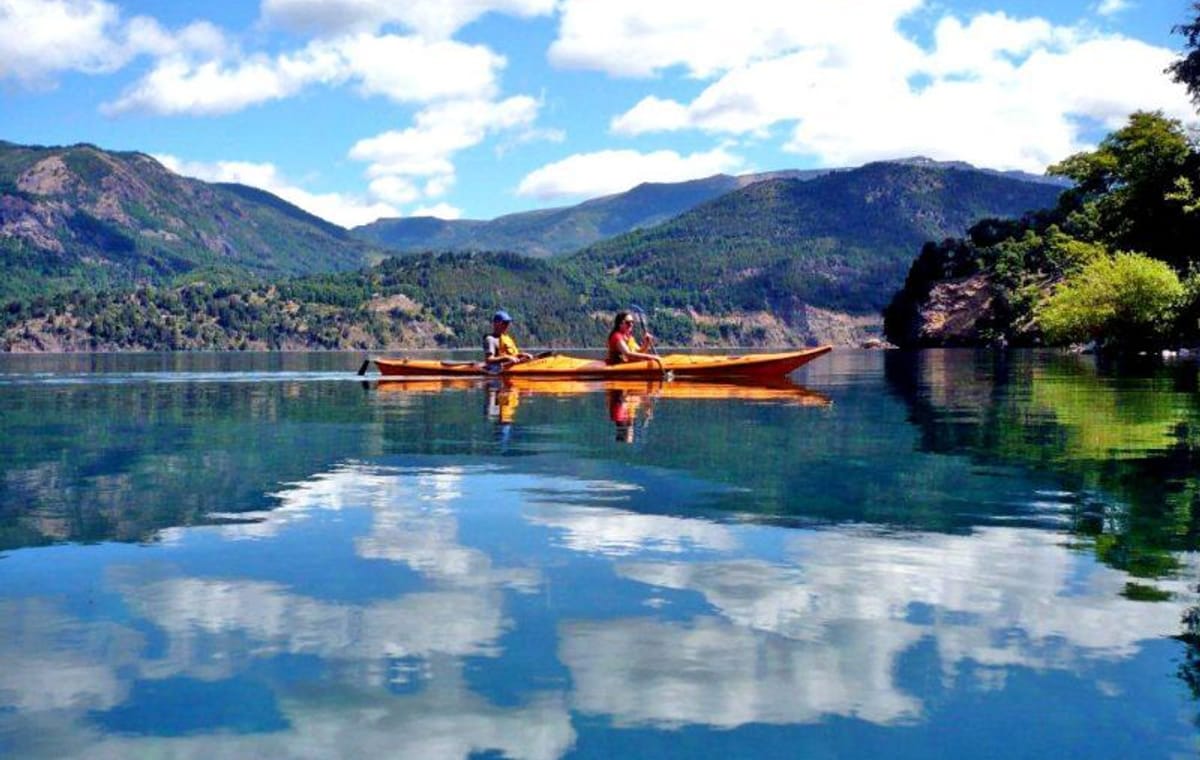 Kayaking in Machonico lakes on the Siete Lagos trail