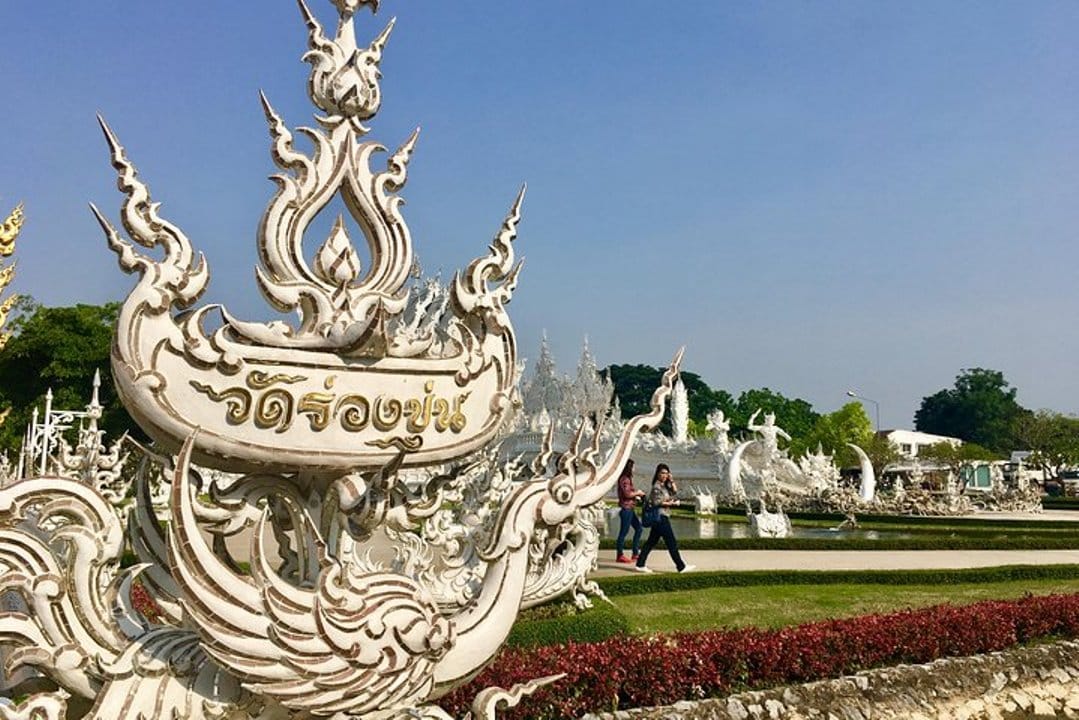 Chiang Mai-Chiang Rai: White - Blue temple - Black Museum-Golden Triangle 3