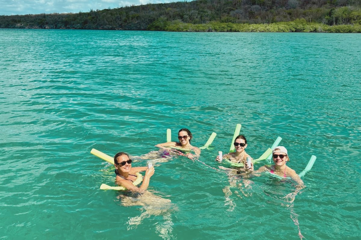 Friends celebrating while snorkeling at Fuik Bay with Maxie Sailing Curacao