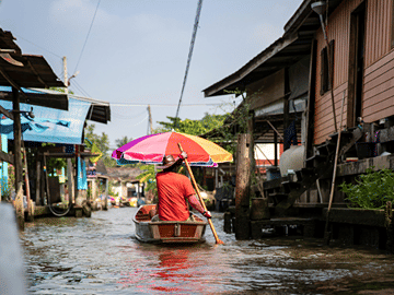 Classic tour in Maekong railway + Damnoen Saduak Floating Market + IG cafe