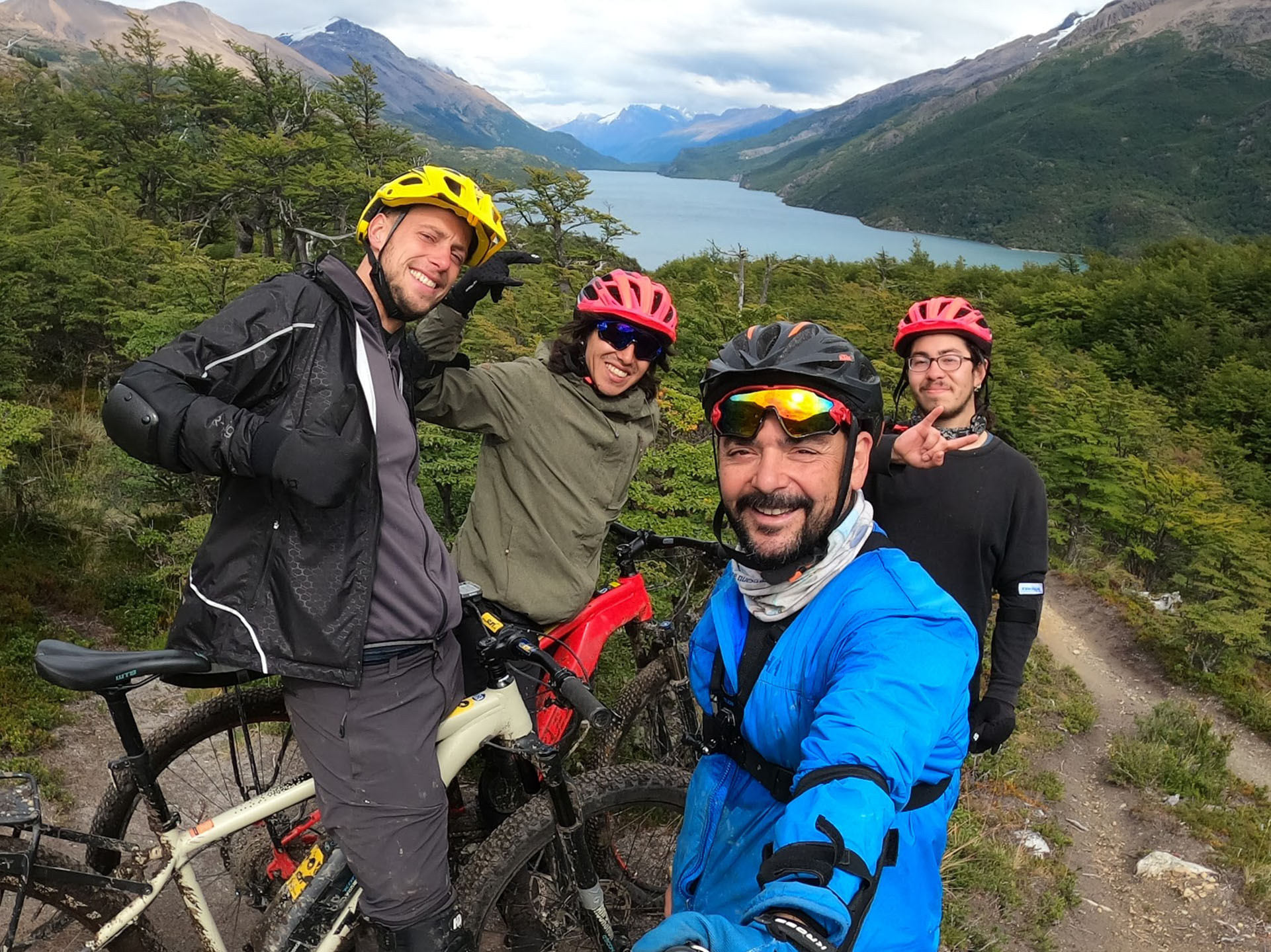 ciclistas con eBikes llegando al Lago del Desierto desde Candelario Mancilla