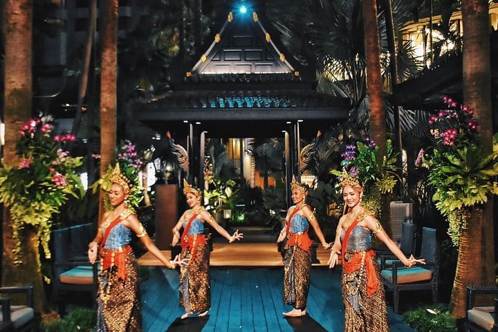 Shangri-La Hotel's Salathip Thai Restaurant Experience 4