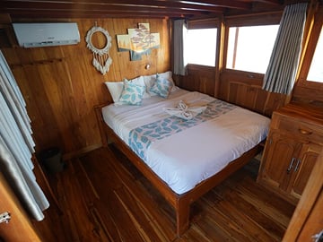 Open Sailing Trip Labuan Bajo, Using Deluxe Pinishi Boat