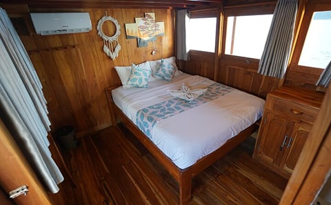 Open Sailing Trip Labuan Bajo, Using Deluxe Pinishi Boat