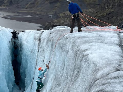 Ice climbing at Sólheimajökull, photo 3