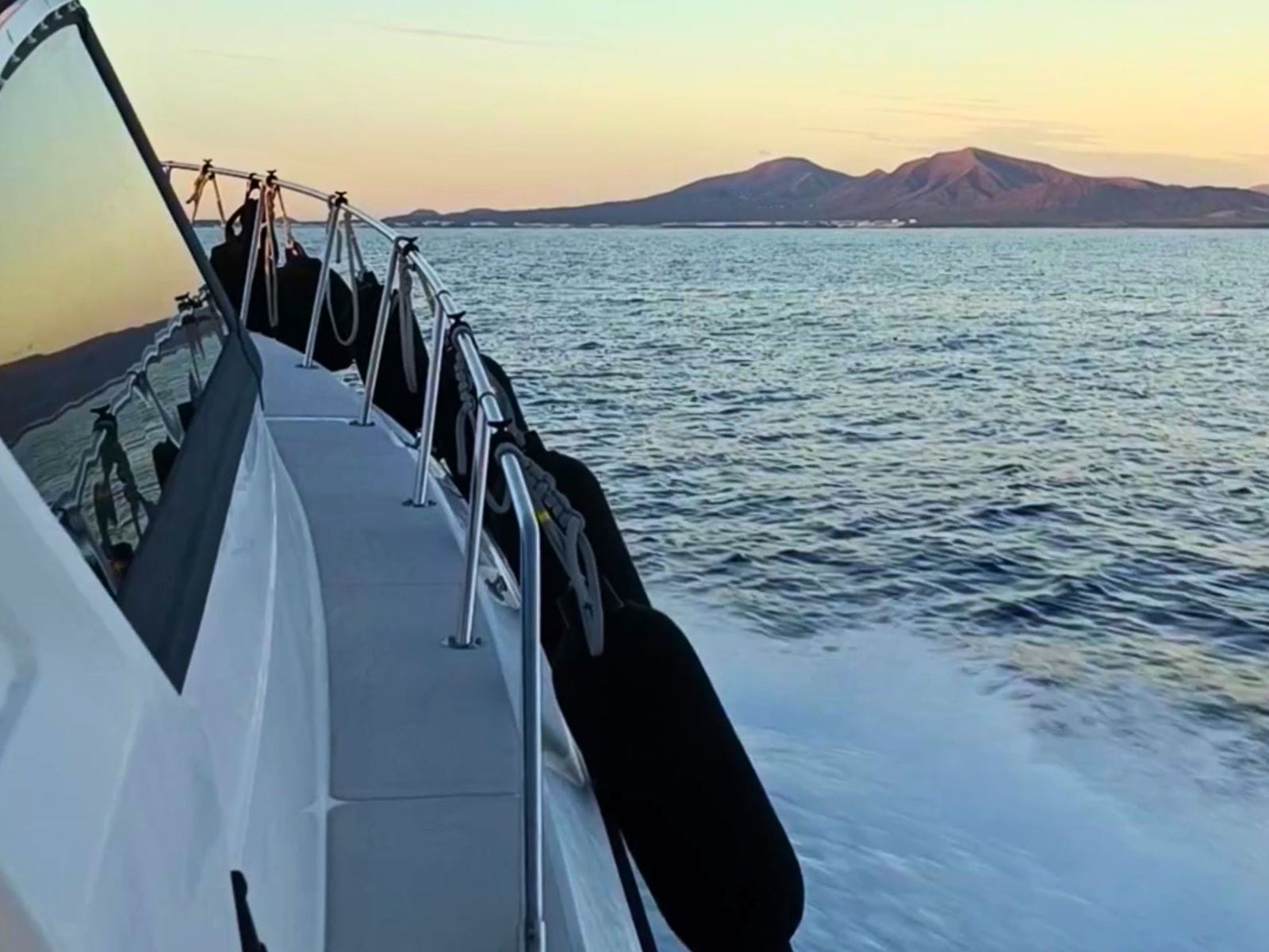 Vista desde el ARUAL navegando de regreso a Marina Rubicón tras la puesta de sol.