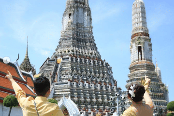Thai Costume Walking Tour at Wat Arun in Bangkok