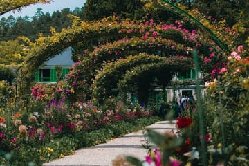 Giverny and Versailles Day Trip with Guided Tours