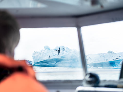 Sailing amongst the icebergs on Glacier Lagoon