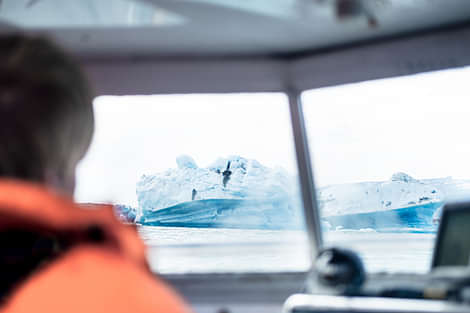 Sailing amongst the icebergs on Glacier Lagoon
