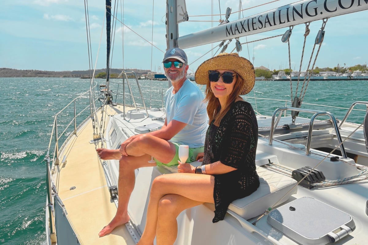 Happy couple celebrating private morning tour on sailing yacht with Maxie Sailing Curacao