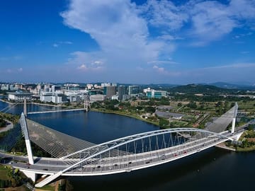 Private Putrajaya Tour with Boat Ride and Pink Mosque Visit
