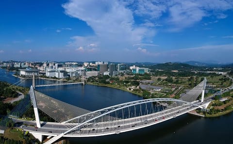 Private Putrajaya Tour with Boat Ride and Pink Mosque Visit