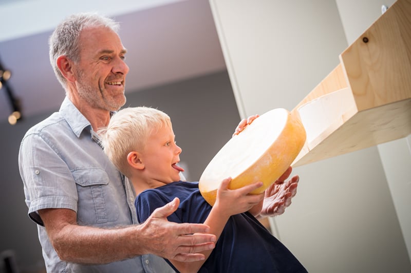 Uma roda de Appenzeller na exposição da queijaria.