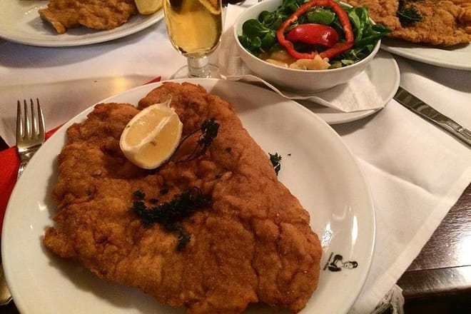 Full day PRIVATE GUIDED VIENNA tour from Budapest with lunch and drinks photo 3