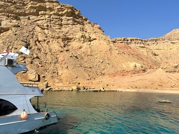 Sail through the crystal-clear turquoise waters of Tiran Island aboard our luxury boat.