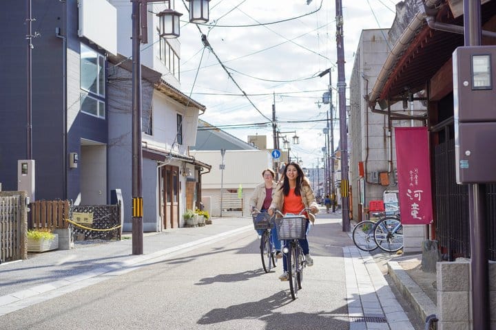 Himeji Castle Easy Bike Tour: Samurai History, Garden & Matcha 9