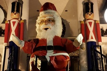 Holiday Lights Bus Tour in Dyker Heights, New York City