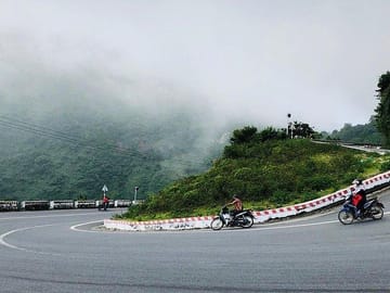 Scenic Day Tour of Hai Van Pass and Lang Co Beach in Da Nang