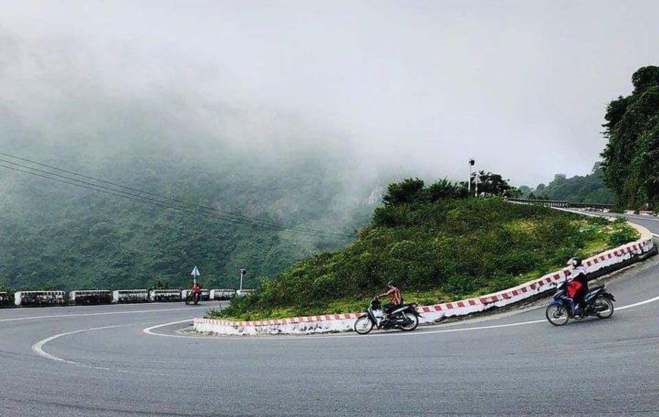 Scenic Day Tour of Hai Van Pass and Lang Co Beach in Da Nang