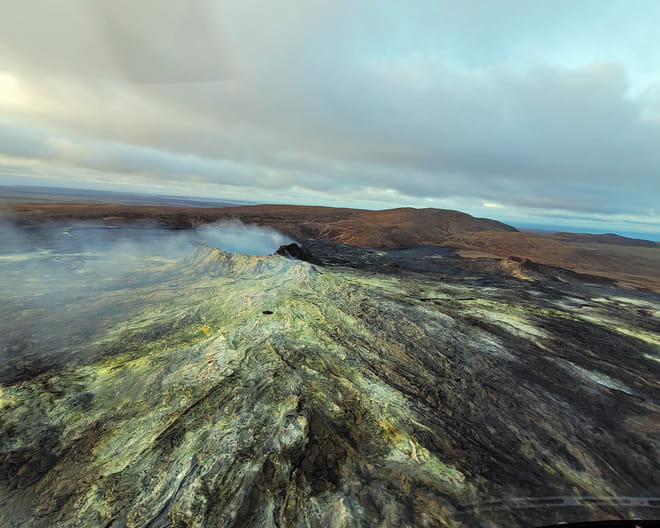 Volcano Craters & Hot Springs Landing Helicopter Tour from Reykjavík 10