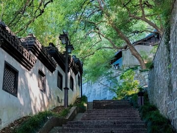 Hangzhou: Mini-Hike + Wushan Local Market Life Half-Day Tour