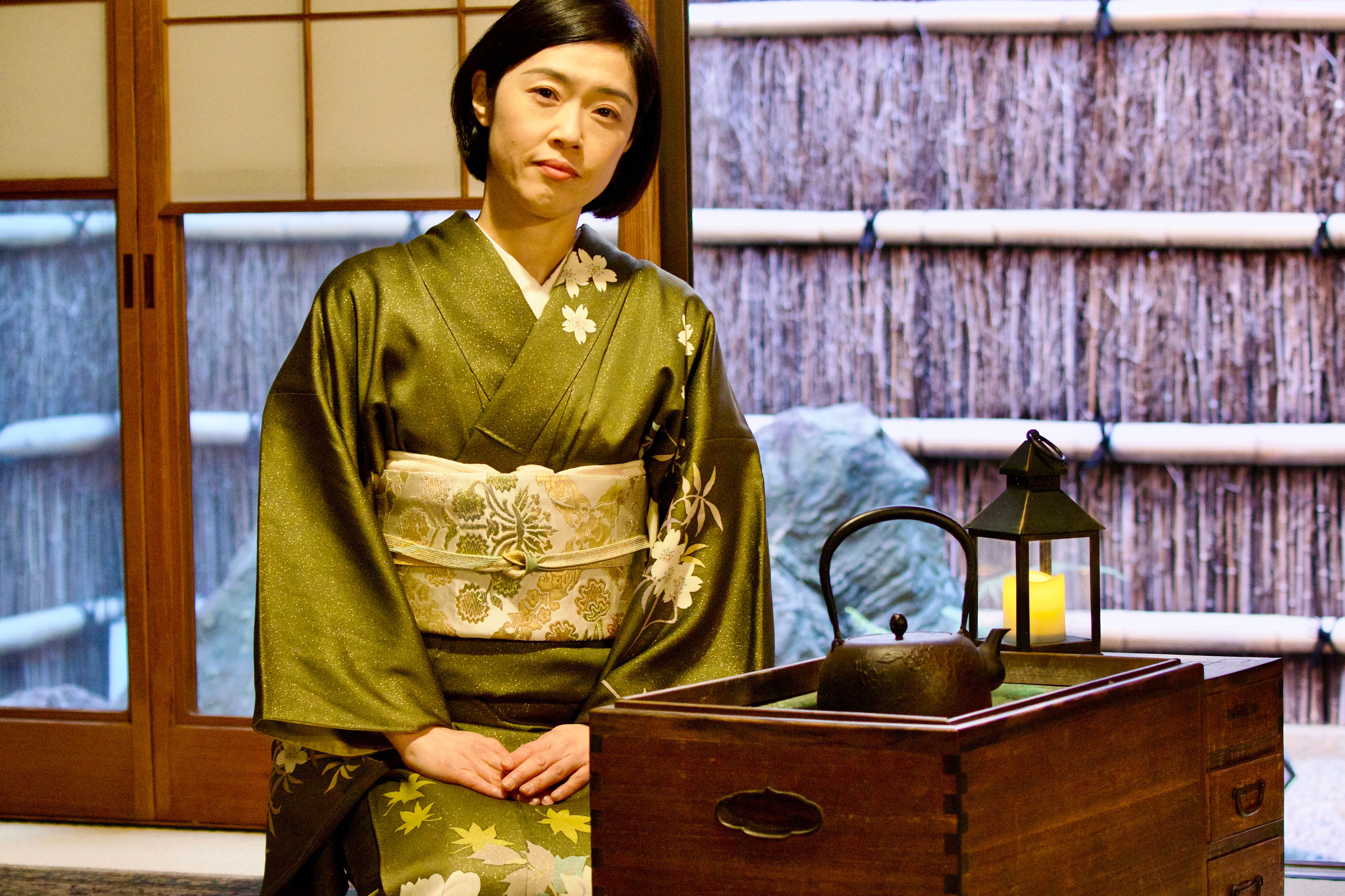 Kimono & Matcha Course（美しい所作で着物を着てお抹茶を楽しく体験する）