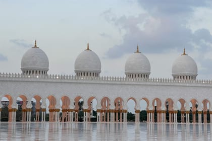 From Dubai: Rent a Guide for a Full Day Out in Abu Dhabi