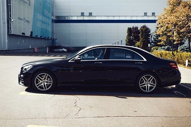 Private Transfer: London Airport LCY to London by Business Car