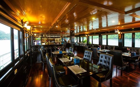 Luxury Boutique Cruise in Halong & Lan Ha Bay (2D1N)