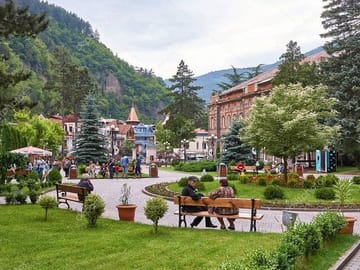 4 Full days in Georgia with private tour, free aiport
