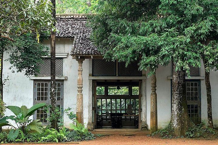 Kalutara Temple & Lunuganga Estate Tour from Colombo