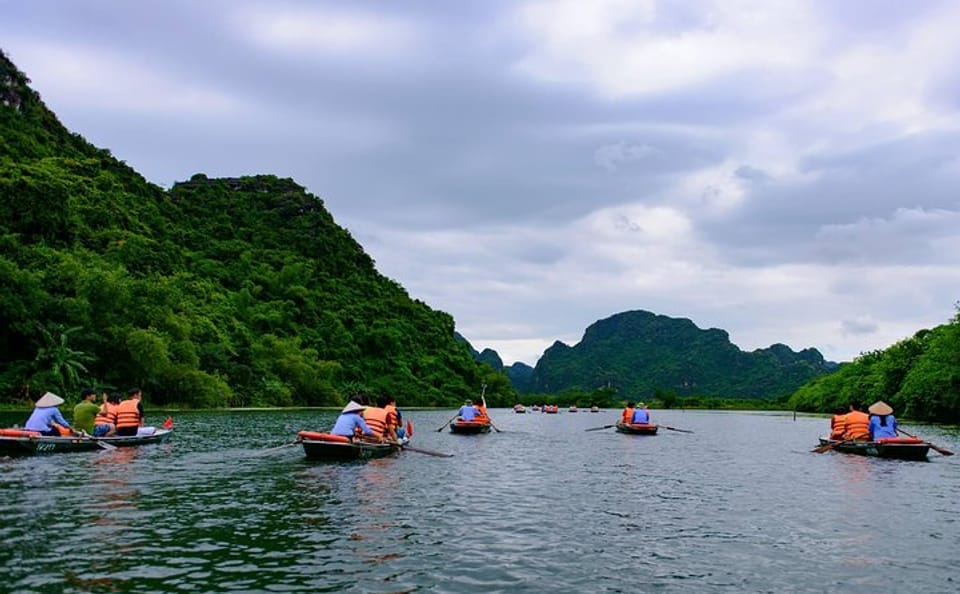 Bai Dinh Pagoda and Trang An Boat Tour from Hanoi