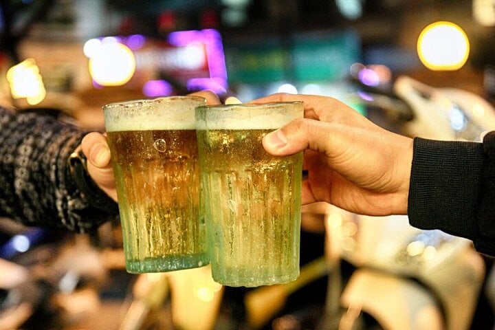 Small Group Hanoi Walking Street Food Tour with Real Foodies