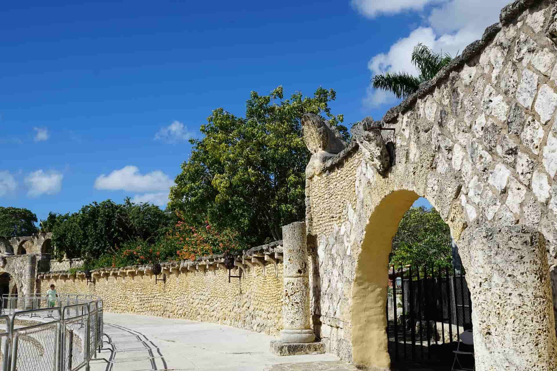 Arco de piedra a la entrada de Altos de Chavón en La Romana