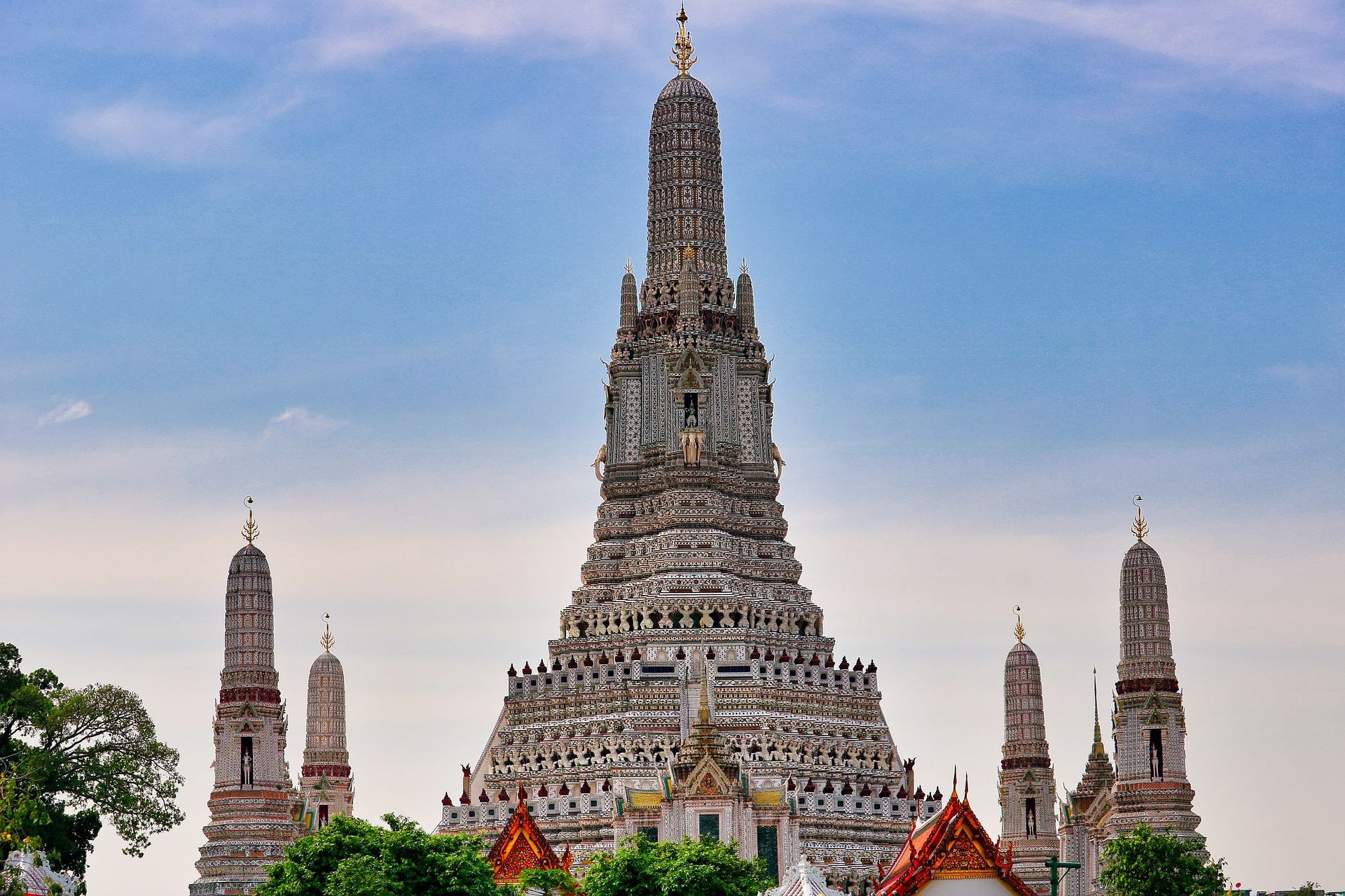 Visit Wat Pho and Wat Arun with Local Expert