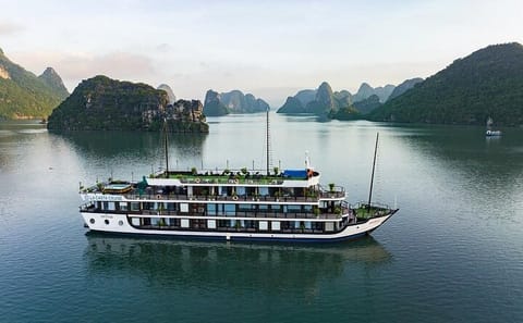 Halong Overnight Cruises 2 Days 1 Night Tour from Hanoi