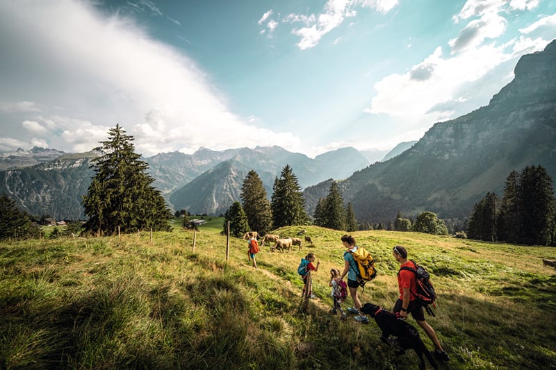 A trilha do anão Bartli, em Braunwald, com as crianças.