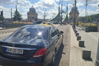 Budapest Private City Tour by car in 2 hours 4