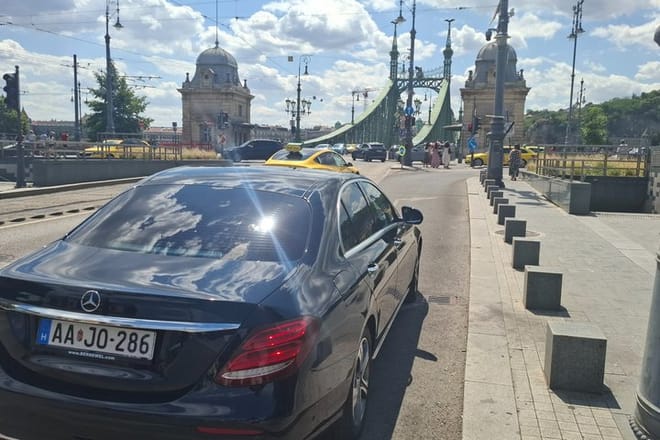 Budapest Private City Tour by car in 2 hours photo 4