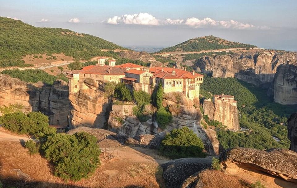 Private Day Trip from Athens to Delphi and Meteora with Dinner