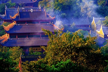 West Lake Scenic Cruise and Key Attractions Tour in Hangzhou