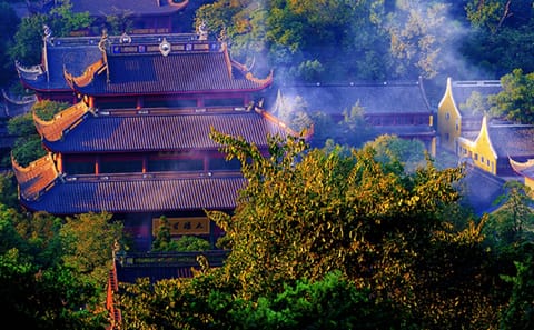 West Lake Scenic Cruise and Key Attractions Tour in Hangzhou