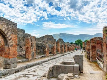 Pompeii and Naples Tour with Street Food Tasting