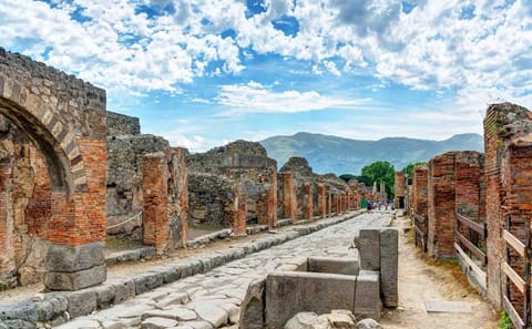 Pompeii and Naples Tour with Street Food Tasting